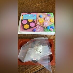 Easter sandwich cookie decorating kit